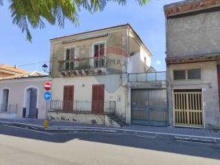 Casa indipendente in vendita ad aci bonaccorsi via battiati, 33/35/35a