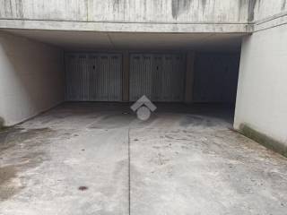 Garage in vendita a scanzorosciate via g. bosis, 11