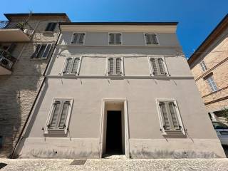 Casa indipendente in vendita a civitanova marche piazza giuseppe garibaldi, 1