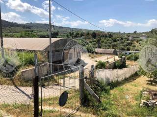 Capannone industriale all'asta a rodi garganico localita' santa barbara