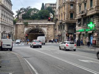 Negozio in vendita a genova piazza del portello