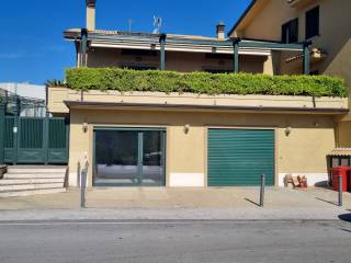 Negozio in affitto ad avellino via pianodardine, 94