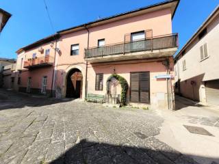 Casa indipendente in vendita ad airola piazza san michele, 3