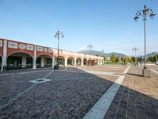 Negozio in vendita a brembate di sopra piazza giovanni paolo ii 21