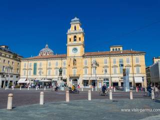 Negozio in vendita a parma piazza garibaldi