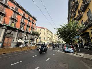 Negozio in vendita a napoli via antonietta de pace