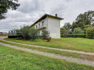 Casa indipendente in vendita a castelletto sopra ticino via valloni