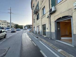 Laboratorio in vendita a genova via evandro ferri, 6