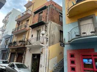 Casa indipendente in vendita a giardini-naxos via umberto i?