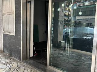 Negozio in vendita a napoli via onofrio fragnito, 66