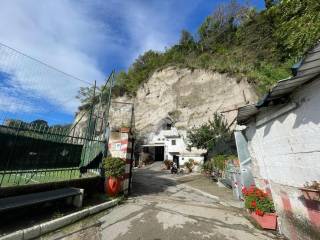 Garage in vendita a napoli vico san nicola alle fontanelle, 12