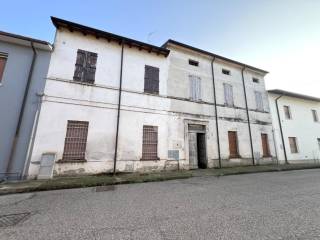 Colonica in vendita ad acquanegra sul chiese via trento, 124