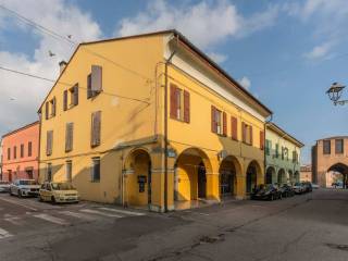 Intero stabile in vendita a pieve di cento via gramsci, 79