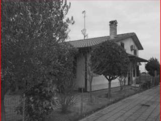 Villa a schiera all'asta a jolanda di savoia via aldo moro, 17