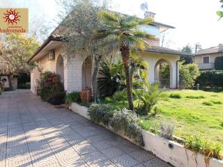 Villa in vendita a forte dei marmi via donatello