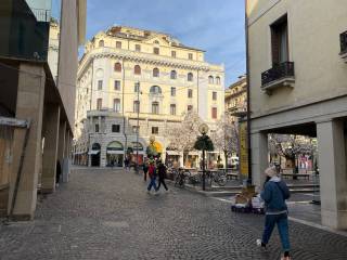 Negozio in affitto a padova piazza giuseppe garibaldi