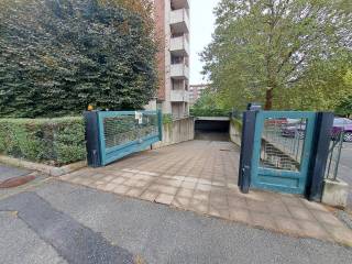 Garage in vendita a pinerolo via ernesto bertea, 5