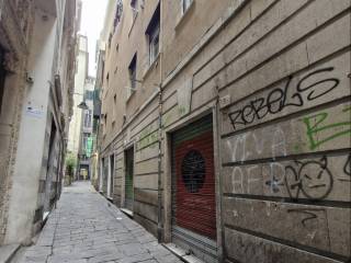 Negozio in vendita a genova vico del fornaro, 6