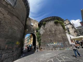 Negozio in vendita a napoli via sopramuro, 74