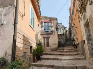 Casa indipendente in vendita a chiaramonte gulfi via collegio vecchio, 13