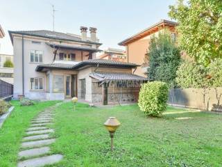 Villa in vendita a cantù via uberto da canturio