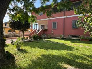 Villa bifamiliare in vendita ad aprilia via sele, 20a