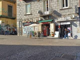 Negozio in affitto a napoli piazza monteoliveto