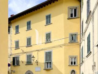 Intero stabile in vendita a castel san niccolò via del teatro, 11