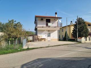 Casa indipendente in vendita a cermignano contrada piane vomano, 27