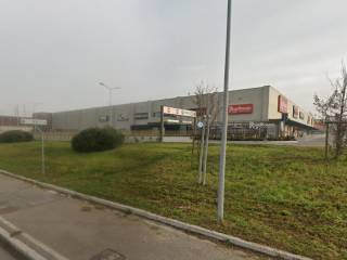 Negozio all'asta a novara parco commerciale novara-veveri