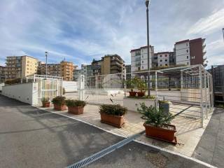 Garage in vendita a napoli via guido de ruggiero