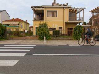 Casa indipendente in vendita a bra via cuneo, 134