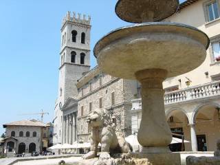 Negozio in affitto ad assisi piazza del comune