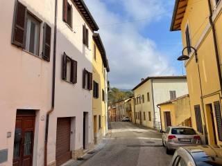 Casa indipendente in vendita a serravalle di chienti via vittorio veneto