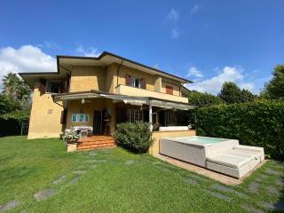 Villa bifamiliare in vendita a forte dei marmi via palmiro togliatti, 29