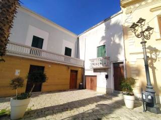 Casa indipendente in vendita a latiano piazza umberto i