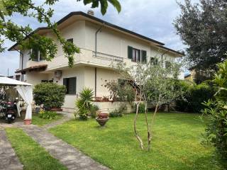 Villa bifamiliare in affitto a pietrasanta 