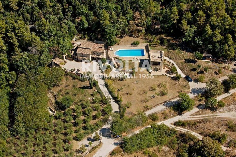 casa indipendente in vendita a Spoleto in zona Rubbiano
