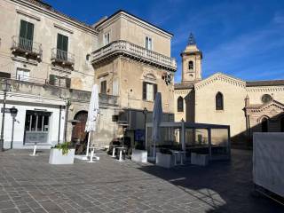 Negozio in affitto a vasto piazza lucio valerio pudente