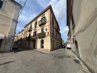 Negozio in affitto a vasto via giulia