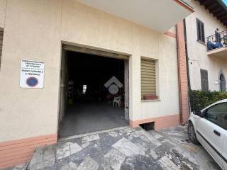 Garage in vendita a capodimonte via roma, 131