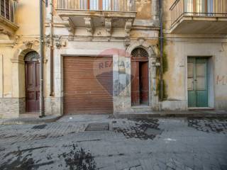 Garage in vendita a francofonte via reginaldo giuliani, 19