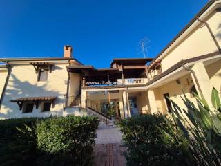 Villa in vendita a crotone via dei gelsomini