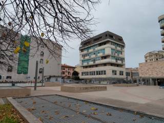 Garage in vendita a livorno piazza attias