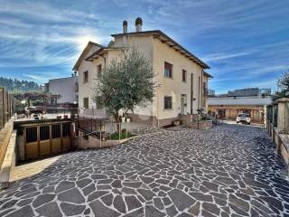 Casa indipendente in vendita a gualdo tadino viale don bosco, 97