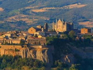 Intero stabile in vendita a orvieto via lorenzo maitani, 5