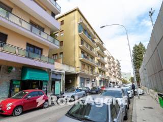 Garage in vendita a catanzaro via melchiorre jannelli, 17