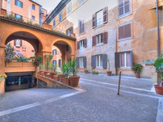 Garage in vendita a roma via di santa maria dell'anima