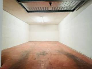 Garage in affitto a napoli via 4 novembre