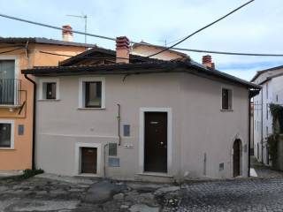 Casa indipendente in vendita a l'aquila via di bagno